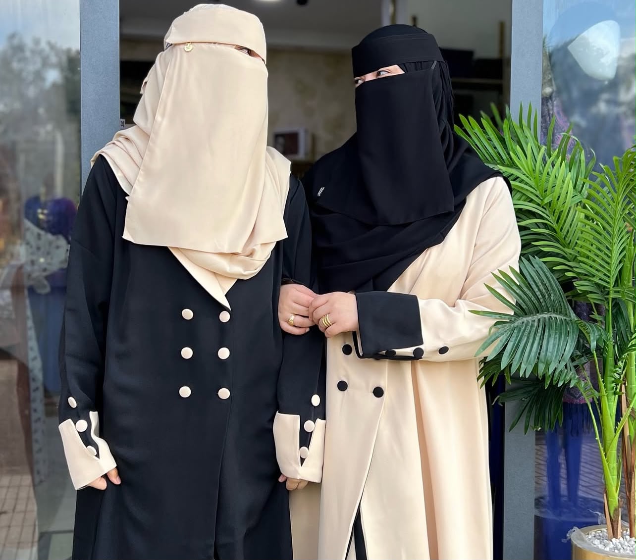 طقم ثراء – عباءة قطعتين أنيقة للتخرج والعمل | Ensemble Tharaa Abaya 2 pièces élégante pour cérémonie et bureau